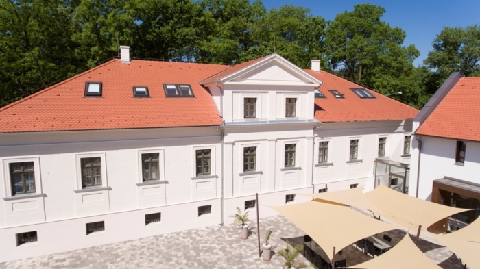 Grande maison avec toit en tuile et fenêtre de toit R4 Roto