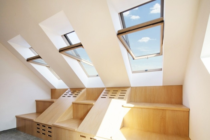 Espace lumineux avec plusieurs fenêtres de toit