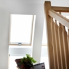 Vue d'un escalier avec fenêtre de toit en bois
