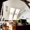 Salon aménagé avec des fenêtres de toit Roto